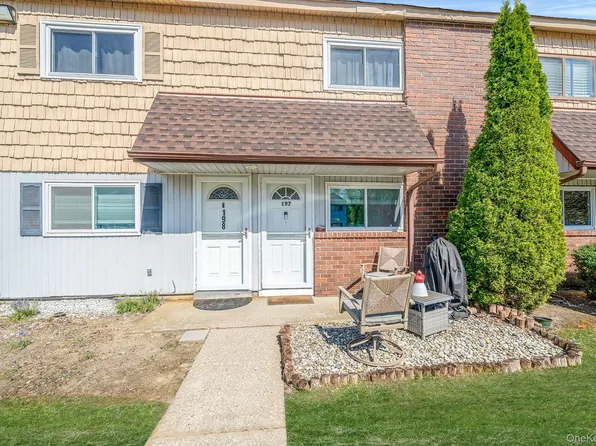 197 N Pointe Circle #197, Coram, NY 11727