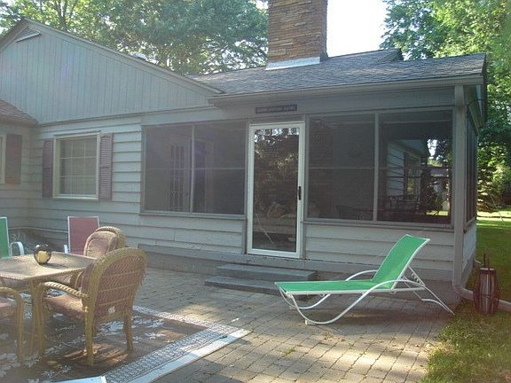 3rd image of 930 S Belmont Ave