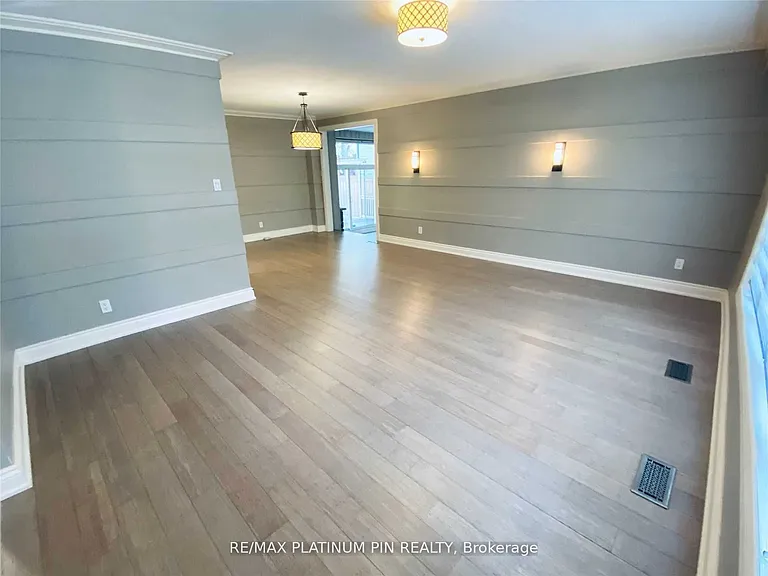 15 Whitelock Cres — Photo 3