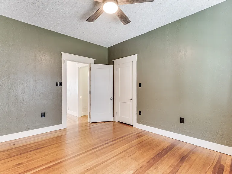 122 S Belmont Ave — Photo 15