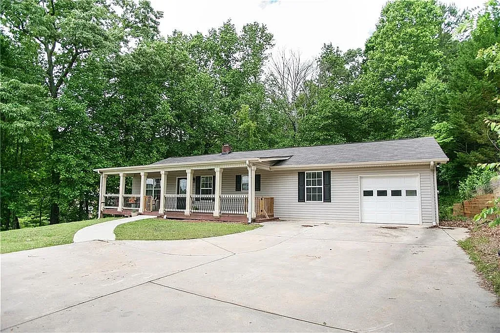 3 bed, 3744 sqft, $2,350 — Photo 1