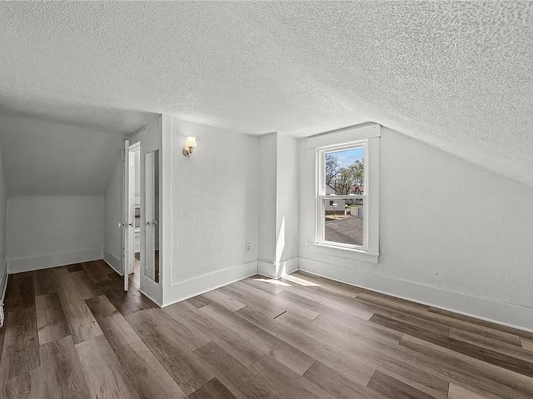 624 Broadway St E — Photo 14