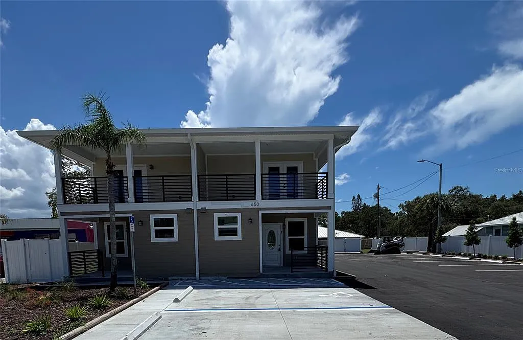 3 bed, 2.0 bath, 900 sqft, $2,000 — Photo 1