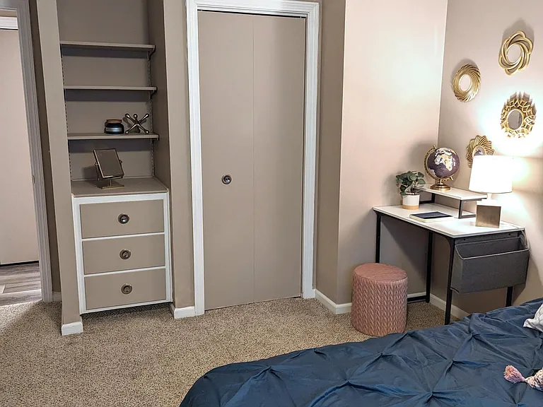 Colonial Townhouse Apartments — Photo 7