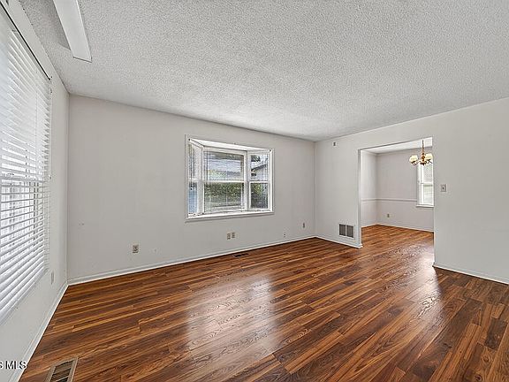 5th image of 2416 Springmill Rd