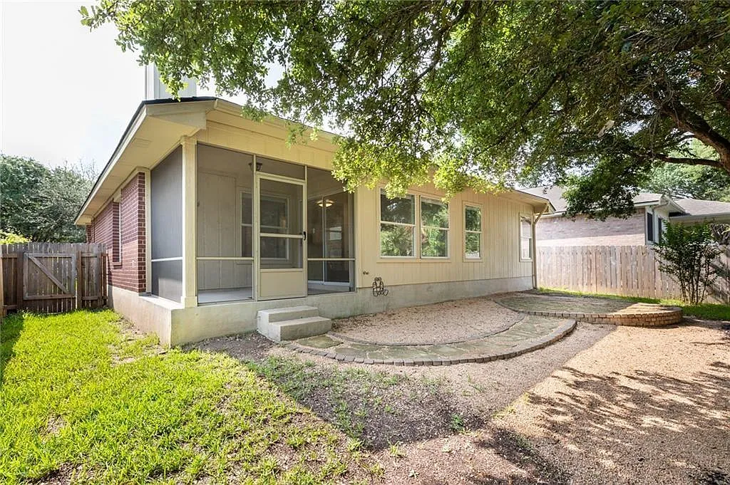 3 bed, 2.0 bath, 1560 sqft, $2,700 — Photo 4