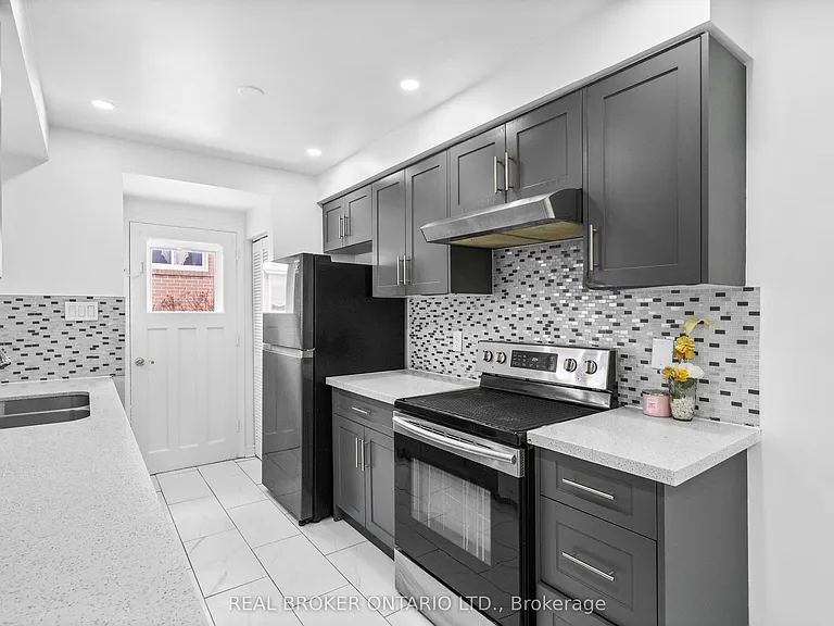 11 Cathcart Cres — Photo 3