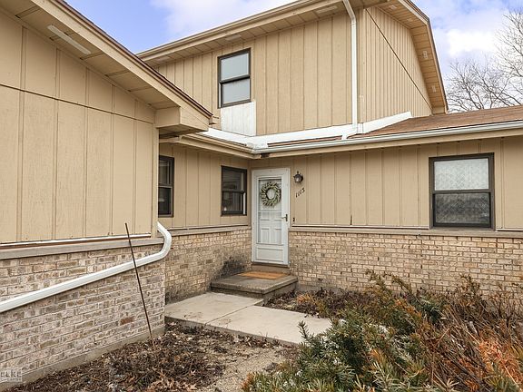 Attached 1-car garage & private front entrance!