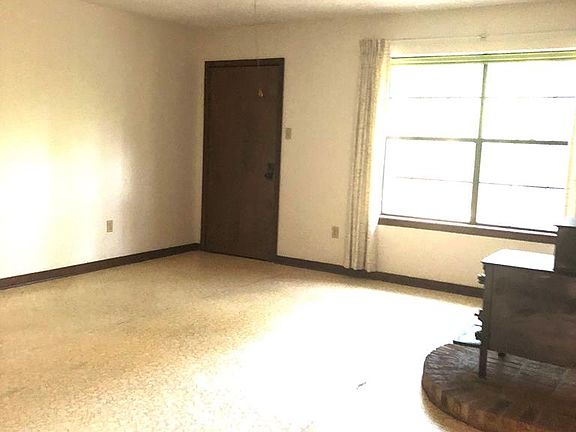 4th image of 212 West Dr