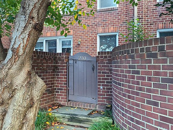4th image of 800 S Saint Asaph St APT 210