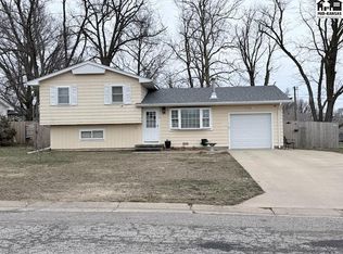 1112 Glendale Rd, McPherson, KS 67460