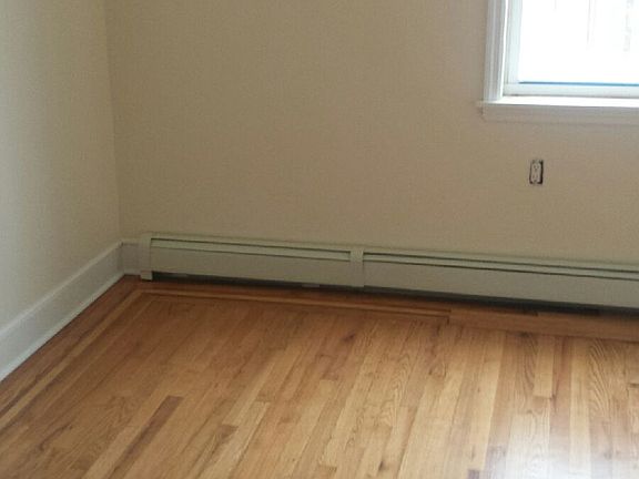 3rd image of 930 E 218th St
