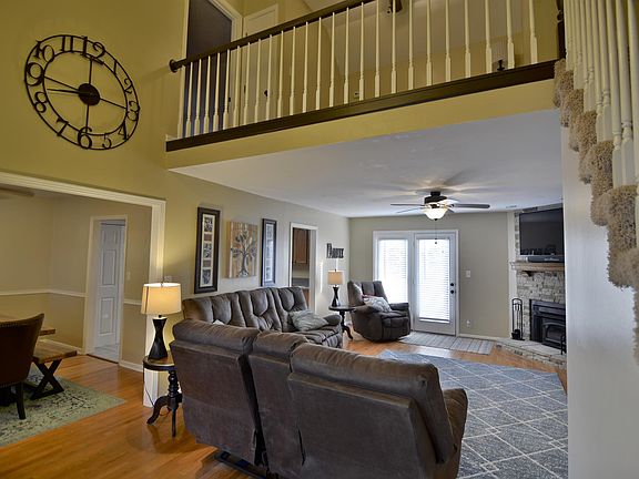 3rd image of 1008 Hillshire Dr