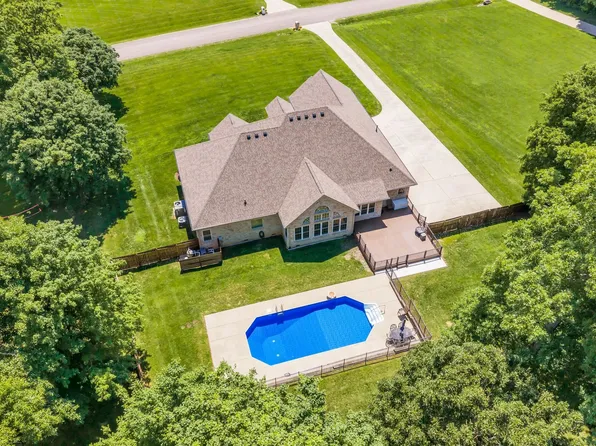111 Bryton Ct, Burns, TN 37029