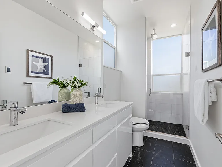 2327 E Denny Way — Photo 23