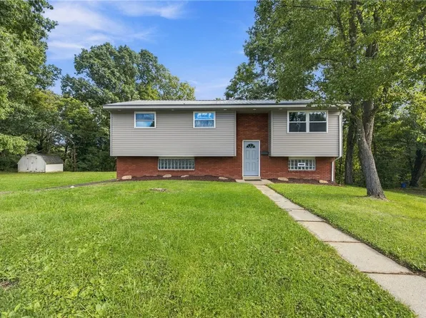 3265 Dorothy St, Lower Burrell, PA 15068