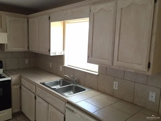 1302 S Diplomat Dr — Photo 11