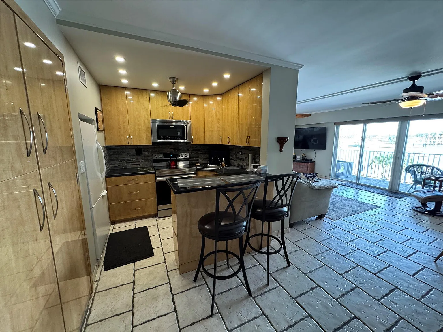 1 bed, 1.0 bath, 795 sqft, $3,194 — Photo 3