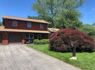 7 Gloucester Dr, Wheatley Heights, NY 11798