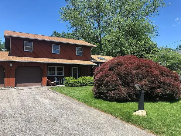 7 Gloucester Dr, Wheatley Heights, NY 11798