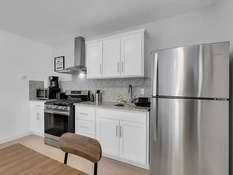 Full Kitchen with Dining Table