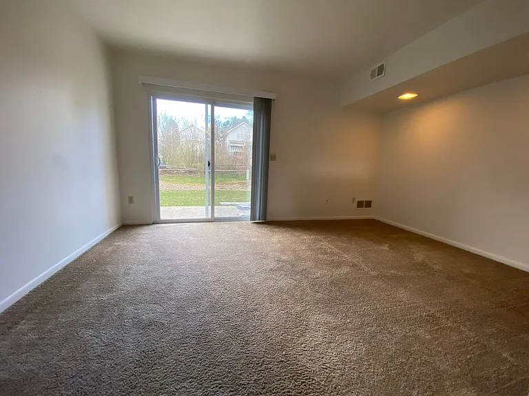 733 Hemlock Sq — Photo 3
