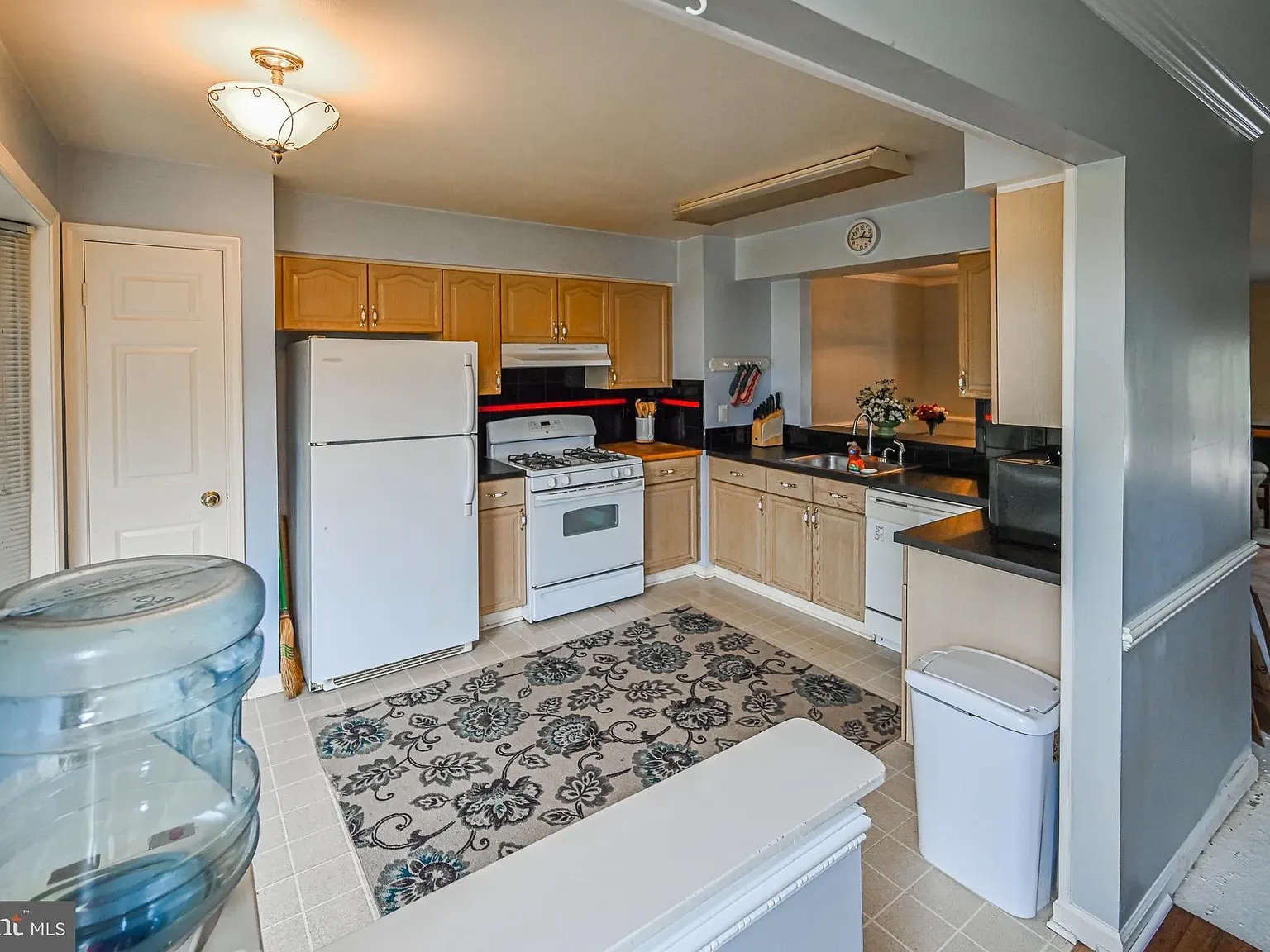 3 bed, 2022 sqft, $3,100 — Photo 2