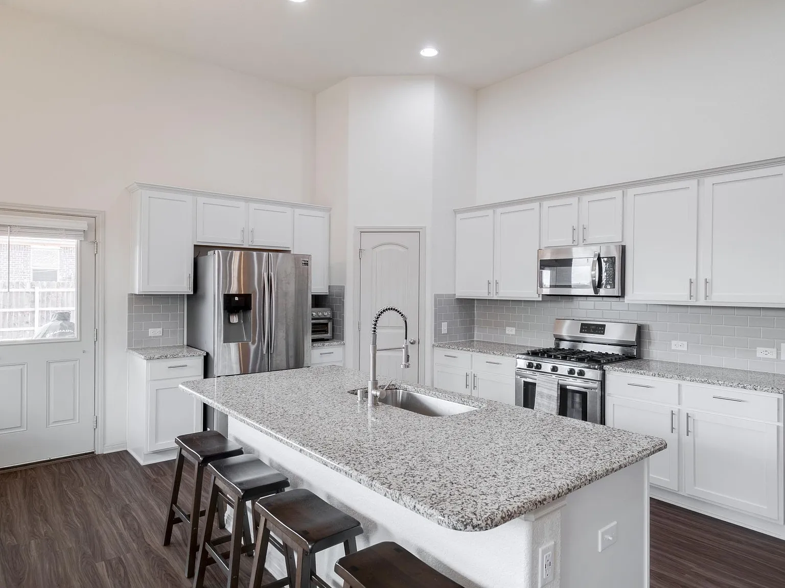 3 bed, 2.0 bath, 1863 sqft, $2,195 — Photo 3