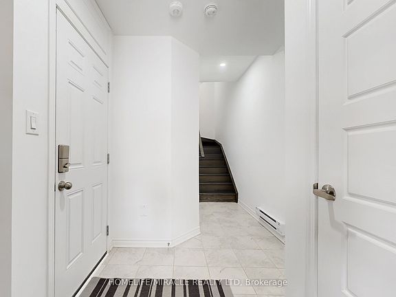 5th image of 1587 Moira Cres