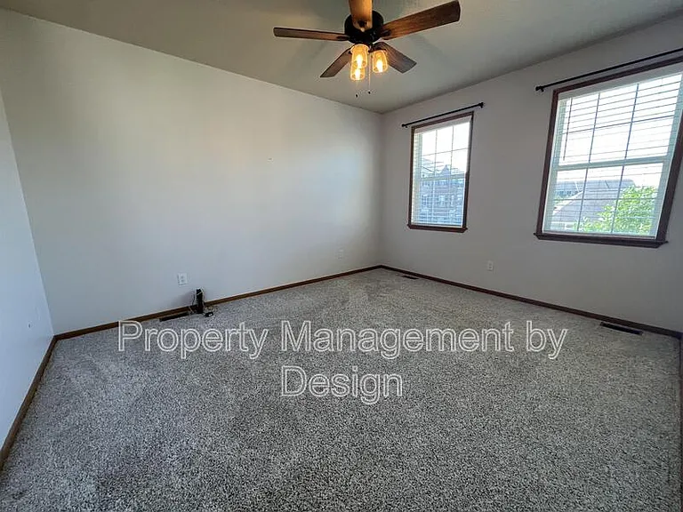 1005 NE Kamies Ln #1 — Photo 2
