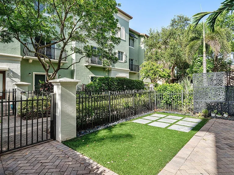 48 NW Hawthorne Pl — Photo 3
