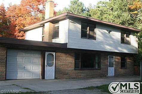 Front view of home with one stall attached garage