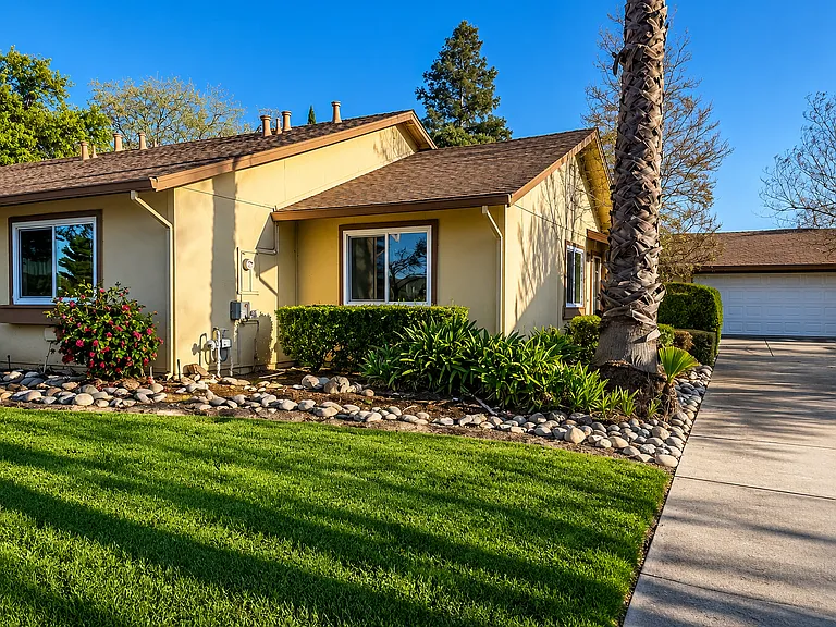 1565 Buttercup Ct — Photo 1