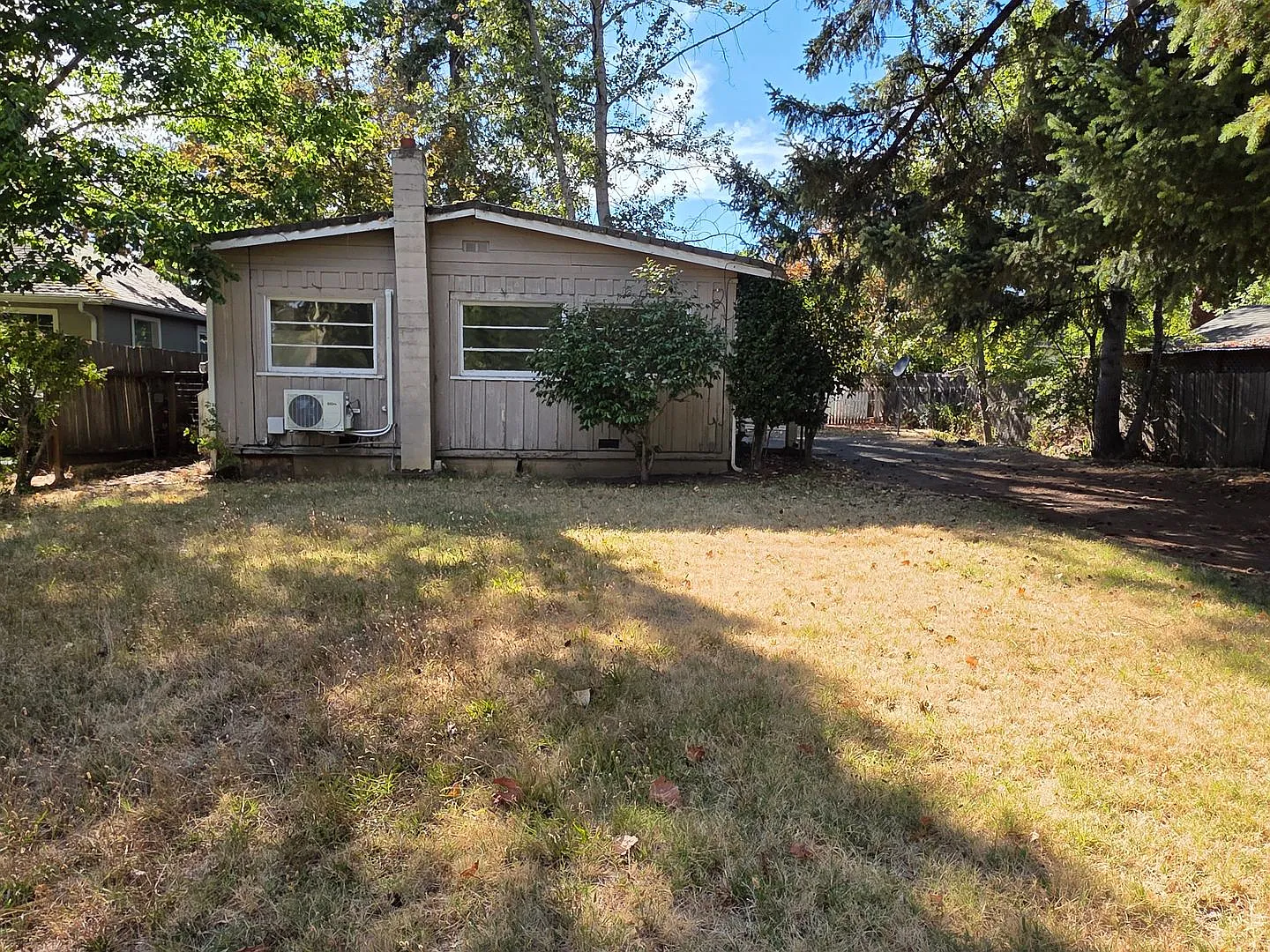 Cozy 2 Bed, 1 Bath Home in Grants Pass — Photo 1