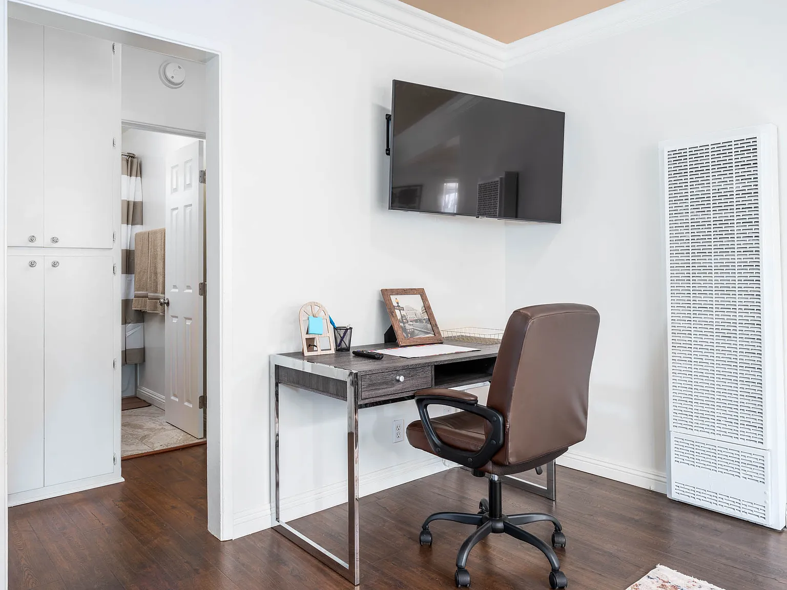2 bed, 800 sqft, $2,050 — Photo 2
