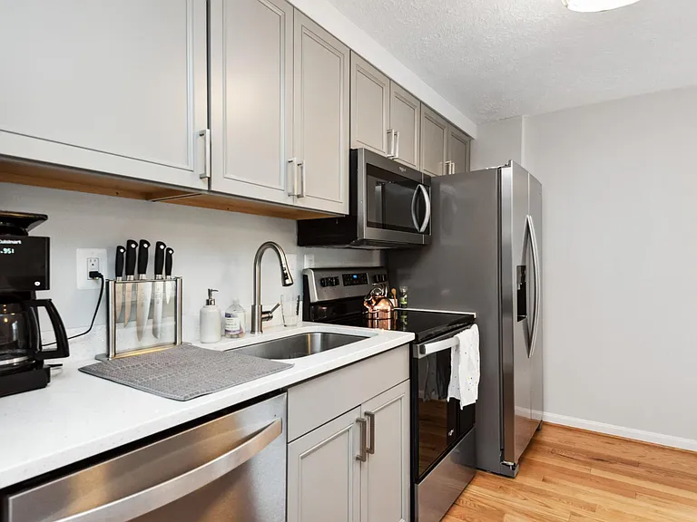 937 Marine Dr — Photo 8