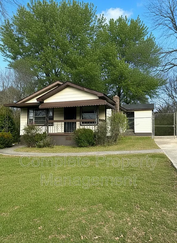3 bed, 1.0 bath, 1232 sqft, $1,400 — Photo 2