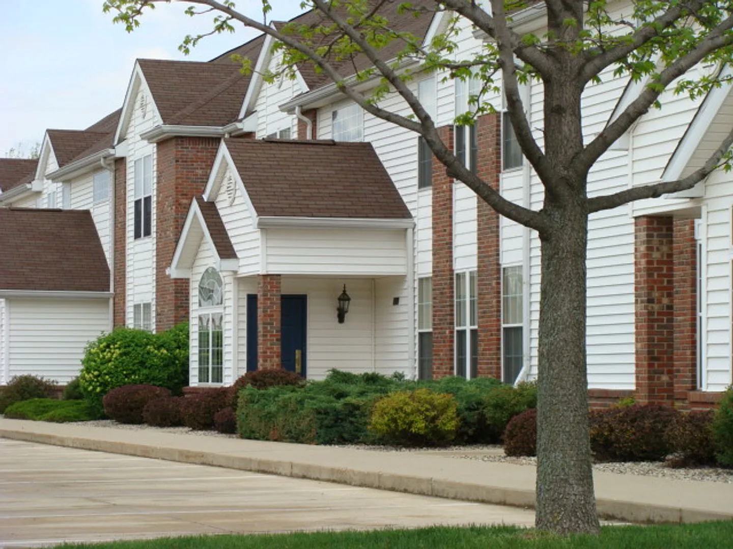 Portledge Commons, 1 and 2 Bedroom apartments, carport, central Lafayette — Photo 1