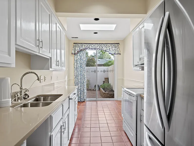 1 Weybridge Pl — Photo 3