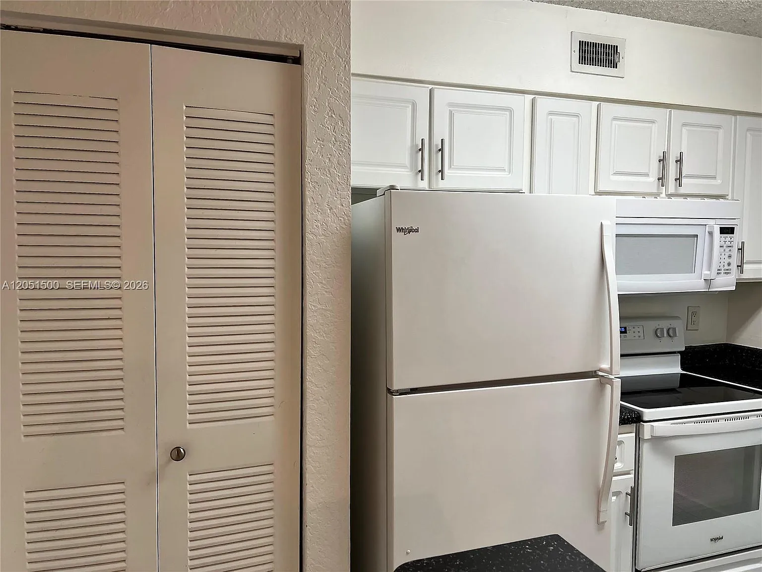 Lakeview Club Condo — Photo 3