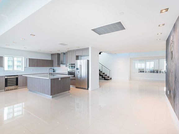 3rd image of 1800 N Bayshore Dr APT 3715