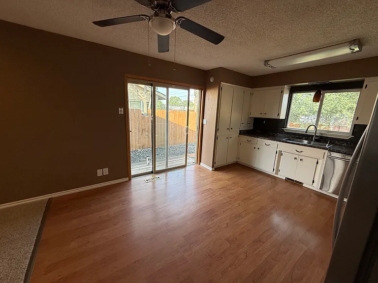2703 W Texas St — Photo 25