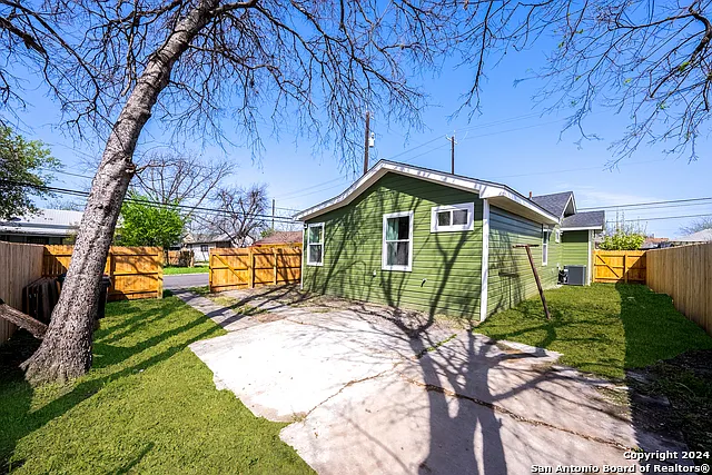 1102 Burleson St — Photo 39