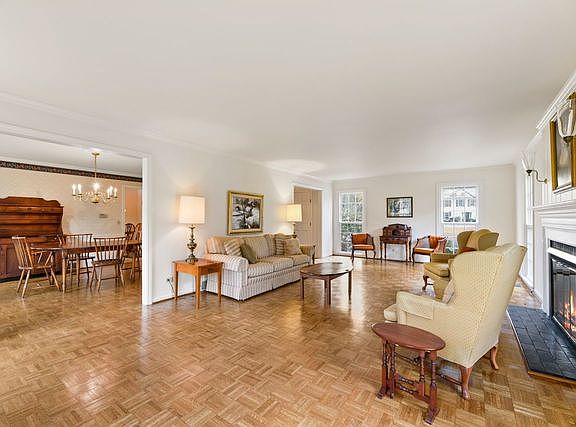 5th image of 494 Lexington Dr