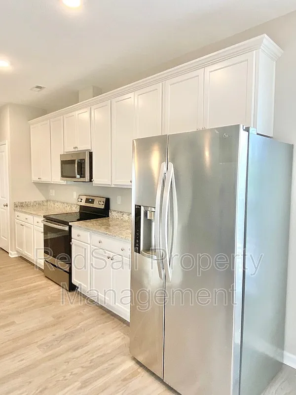 3 bed, 4.0 bath, 1950 sqft, $2,695 — Photo 3