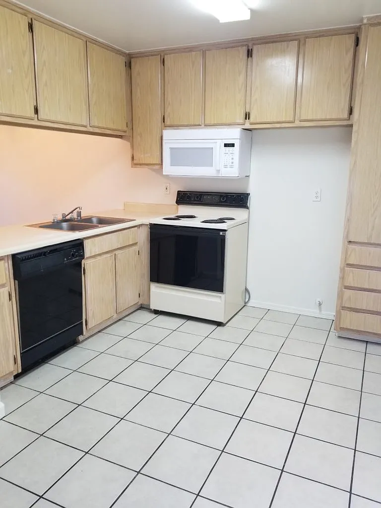 2 bed, 1.5 bath, 1600 sqft, $1,850 — Photo 4