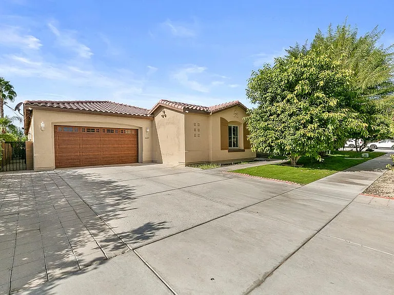 46211 Roadrunner Ln — Photo 1