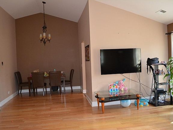 3rd image of 361 Pembroke Ct APT 8