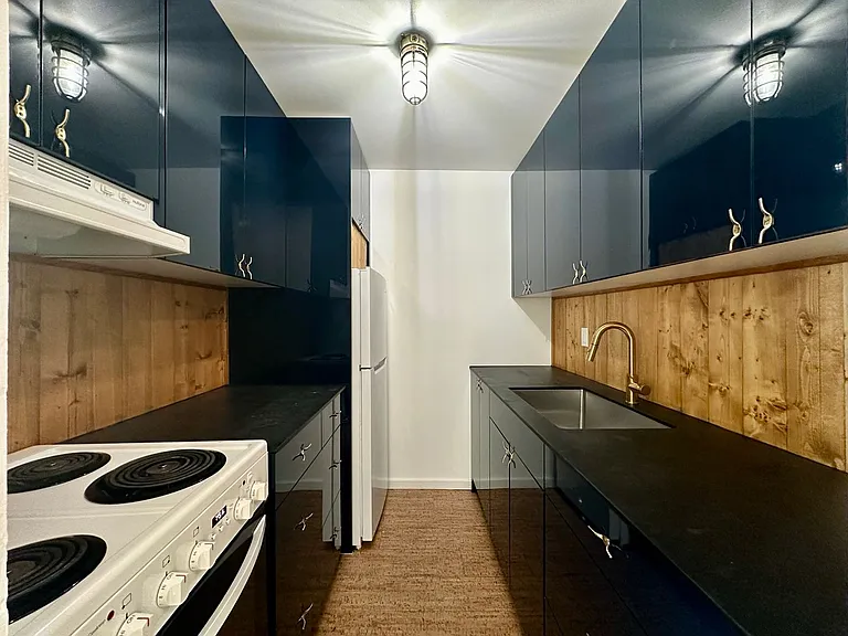 Riverside Apartments — Photo 25