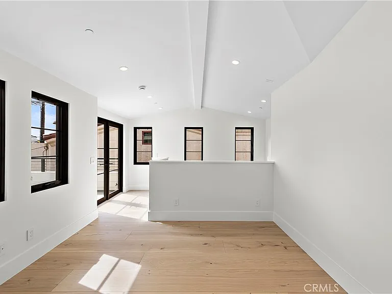 434 1/2 Goldenrod Ave — Photo 14
